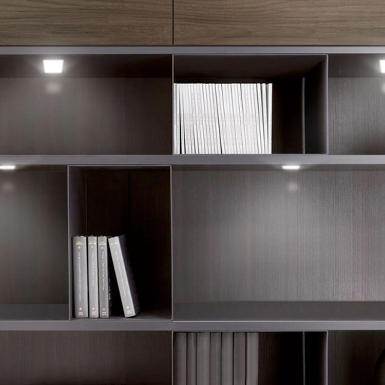 Estantería moderna con iluminación LED y libros en diseño de interiores contemporáneo